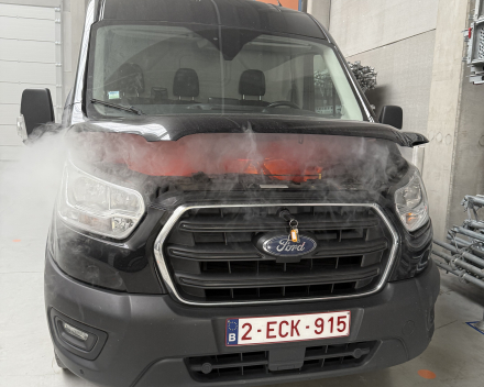 [Brand in de motorkap]