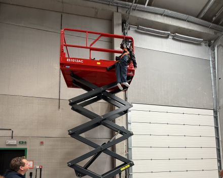 [Help, een slachtoffer is uit de schaarlift gevallen]